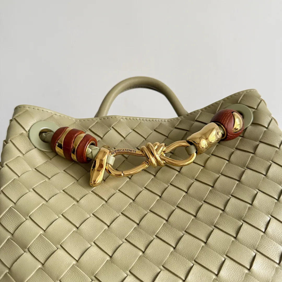The new Andiamo batch of 3060 BV is shipped‼ ️The classic intercciato weaving process is used to create a soft bag, the metal knot is made of micro-cast aluminum using jewelry technology🪢, and the decorative beads are made of metal and hand-polished oak, allowing you to jump repeatedly between elegance and fun💃, making it unpredictable. Classic and versatile, it shows off your temperament, and the bag has a large capacity, making it very convenient for daily commuting! It has a variety of carrying methods, the shoulder straps can be adjusted by yourself, the original lambskin feels soft and delicate, and the unisex style breaks gender boundaries and brings a more practical and long-lasting use experience. The Andiamo, which has both elegant and casual styles, perfectly interprets the "fashionable old money style". Style No.: 743568+Wood Hardware Color: Travertine Green Size: 25*22*10.5cm